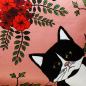 Preview: Handgenähtes Sofakissen mit Katzenmotiv als Druck auf Seide (42 x 42 cm)