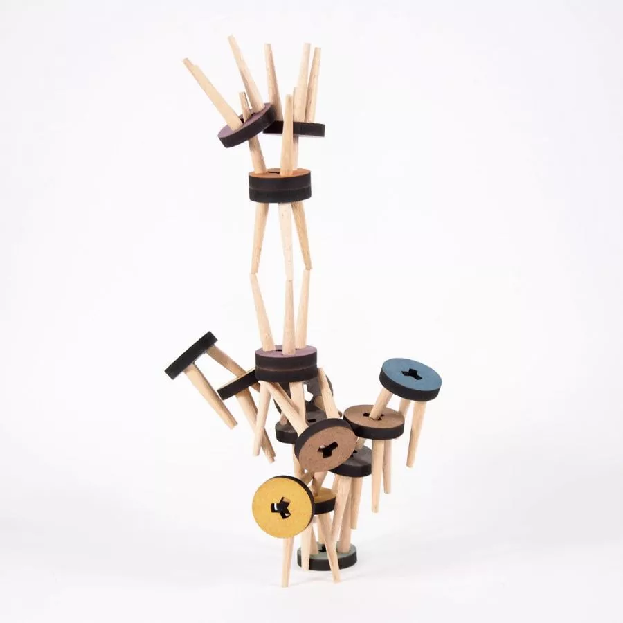 Balance- und Stapelspiel mit 20 Hockern aus Holz