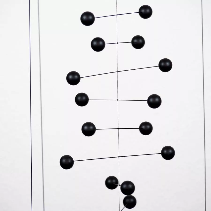 Komplexes Mobile "Counterpoint" aus Holz und Stahl, zwei Farben (33 x 67 cm)