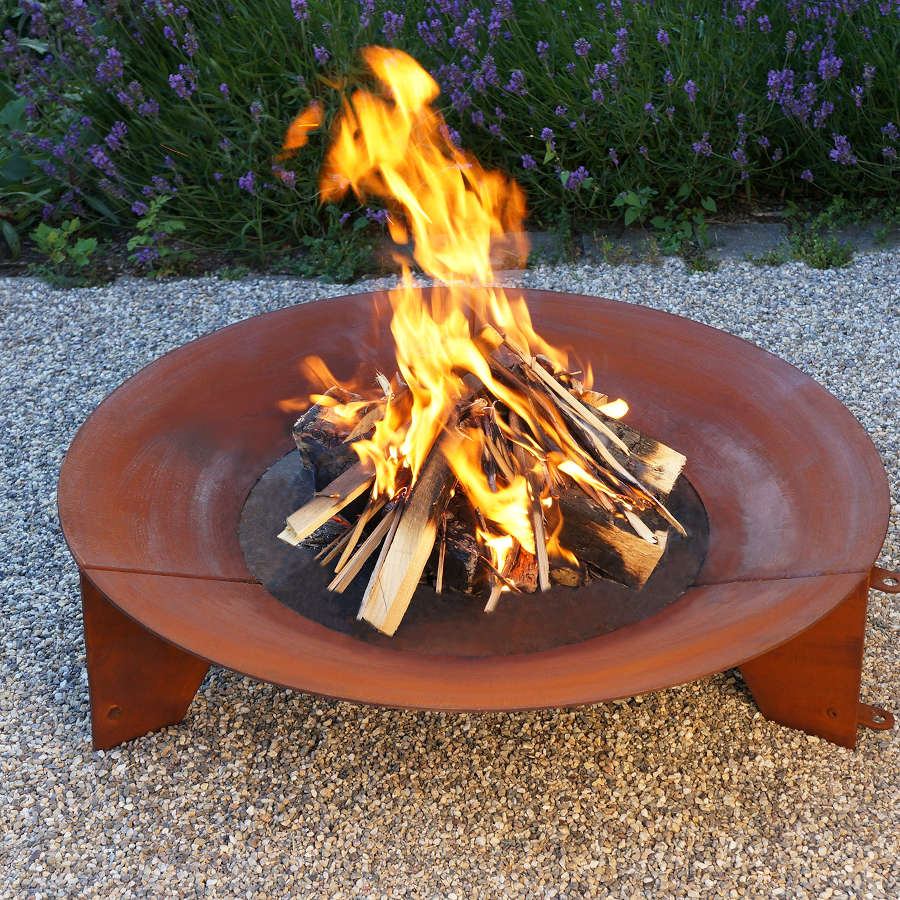 Schalenförmige Feuerstelle aus wetterfestem Stahl mit Grill-Option