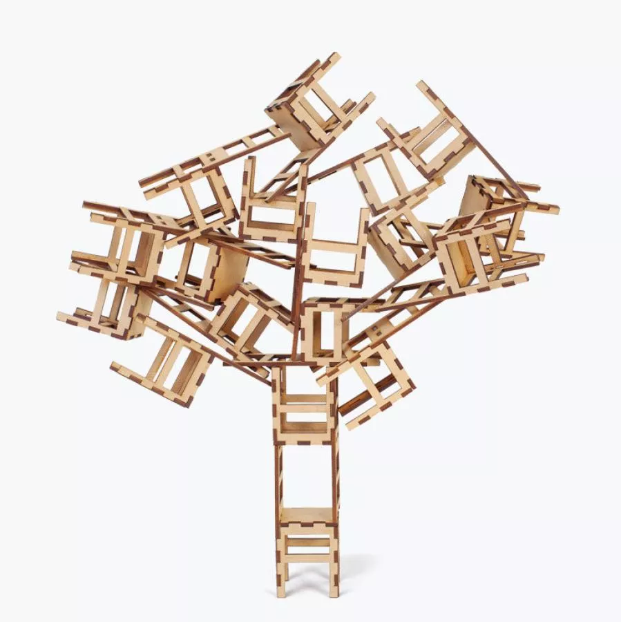 Artistisches Stapelspiel aus 29 Holzstühlen