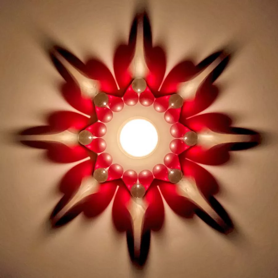Teelicht-Kerzenständer "Glasperlenstern" mit kunstvoller Lichtbrechung – Roter Achter