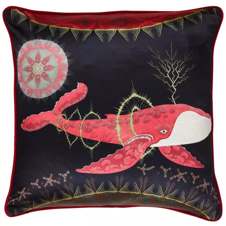 Kissenbezug „Cosmic Whale" (Rot) mit Seidendruck (60 x 60 cm)
