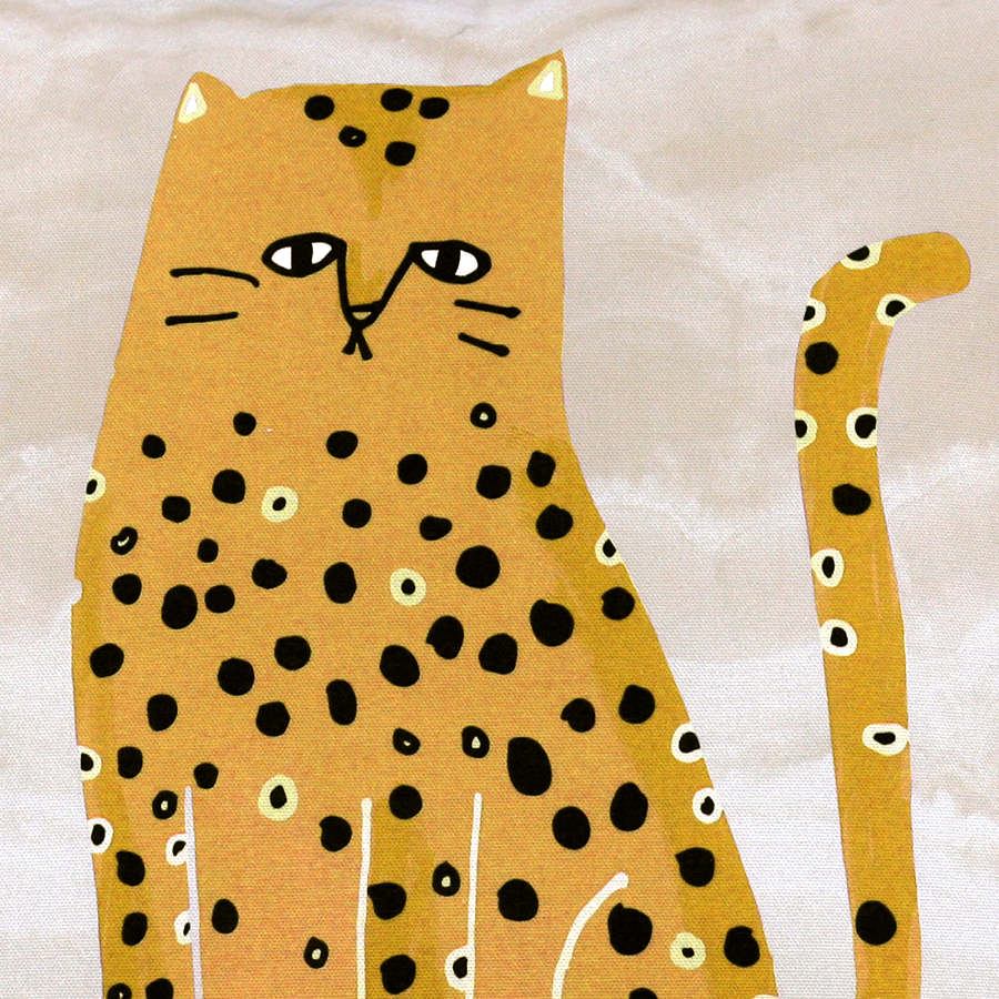 Handgefertigtes Sofakissen mit einem Katzen-Motiv als Druck auf Baumwolle (45 x 45 cm)