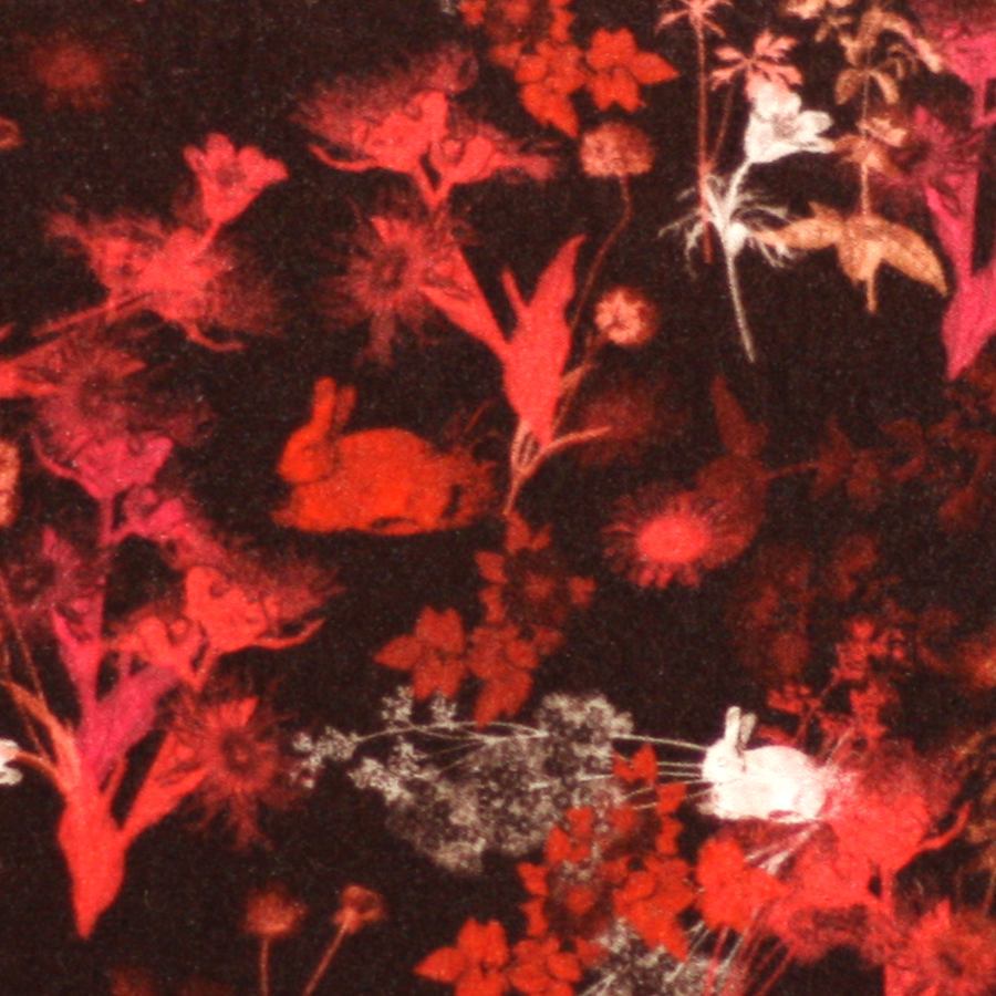 Handgefertigtes Sofakissen mit kunstvollem Hasenmotiv auf Baumwollsamt (45 x 45 cm)