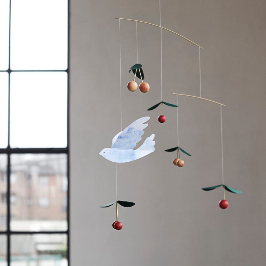 Charmantes Mobile "Cherry Birds" mit Kirschen und einer Taube (45 x 42 cm)