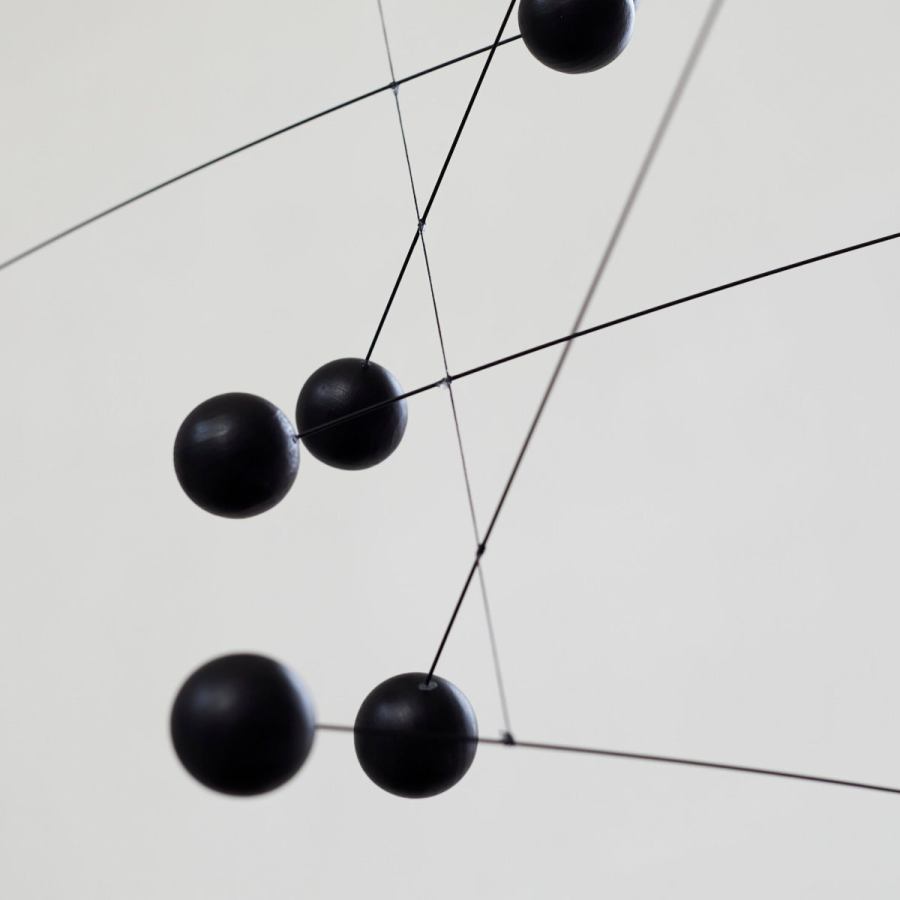 Mobile "Futura Black" with two-coloured wooden balls (35 x 80 cm)