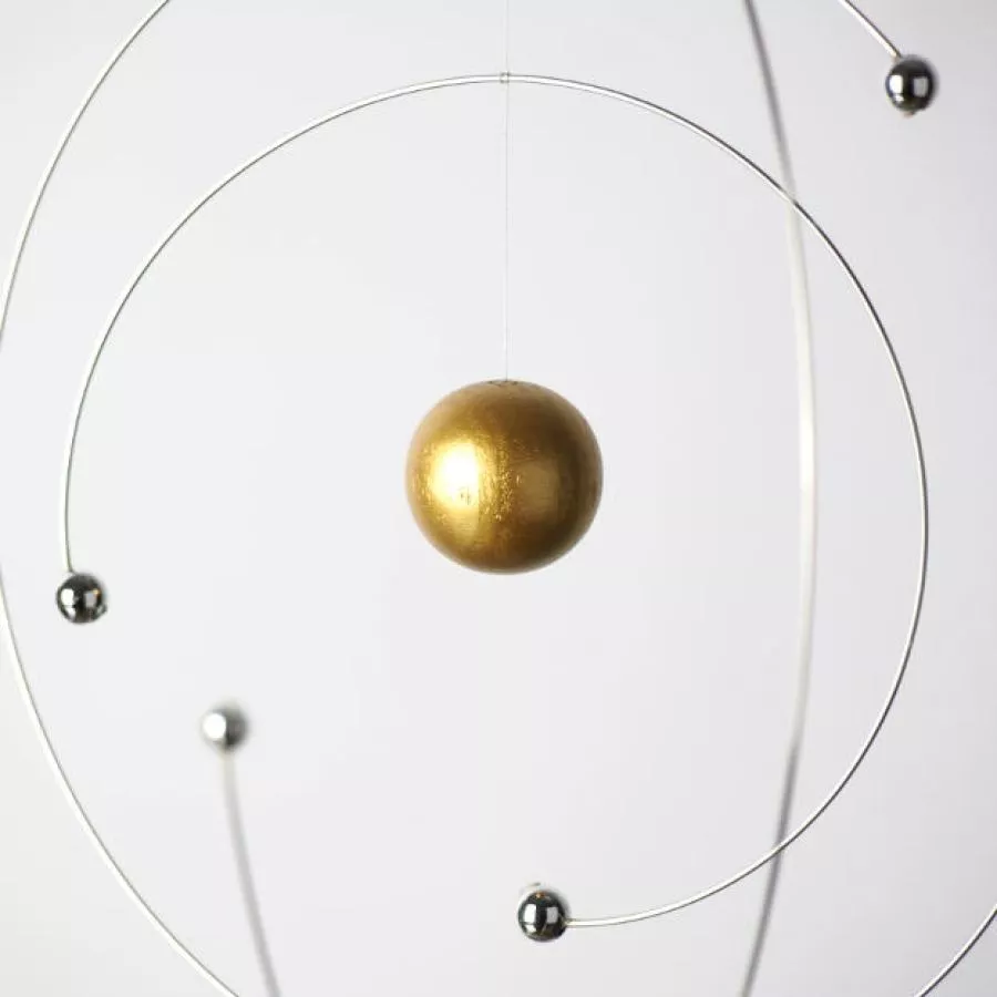 Mobile "Nils Bohr" Atommodell aus Stahl und Holz (27 x 27 cm)