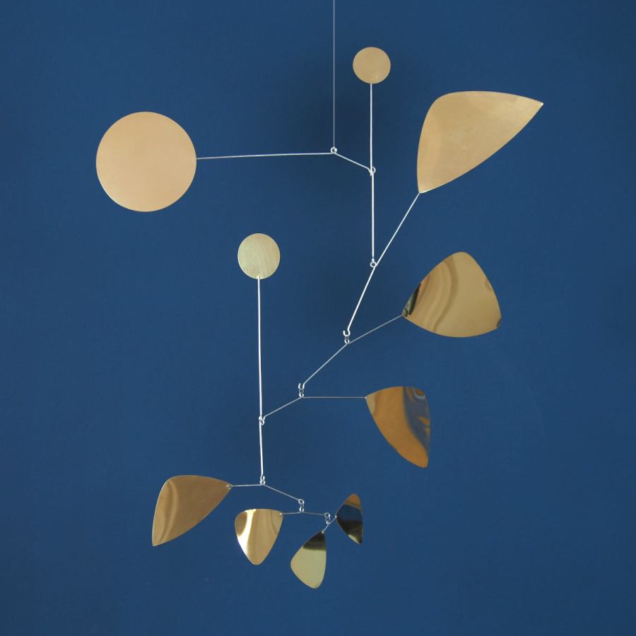 Handgefertigtes Mobile "Blätter" aus poliertem Messing (70 x 70 cm)
