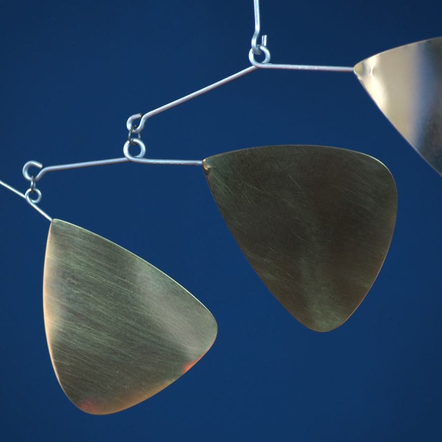 Handgefertigtes Mobile "Blätter" aus poliertem Messing (70 x 70 cm)