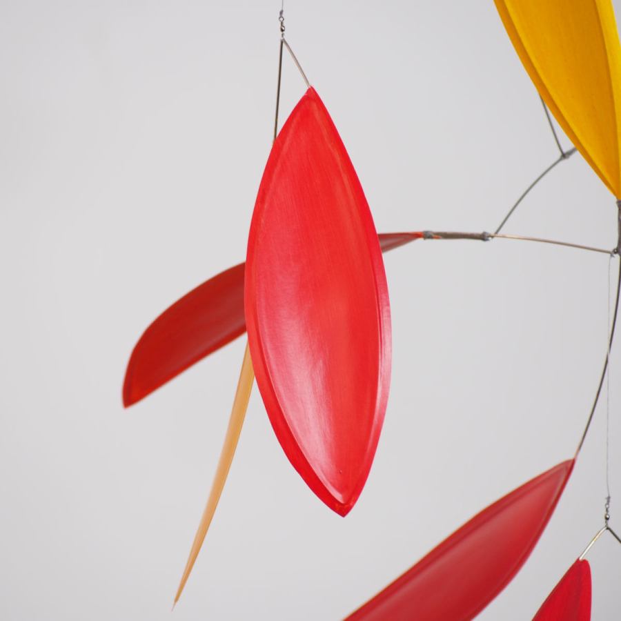 Großes Kunst-Mobile "Red Leaf" mit blattförmigen Elementen (80 x 60 cm)