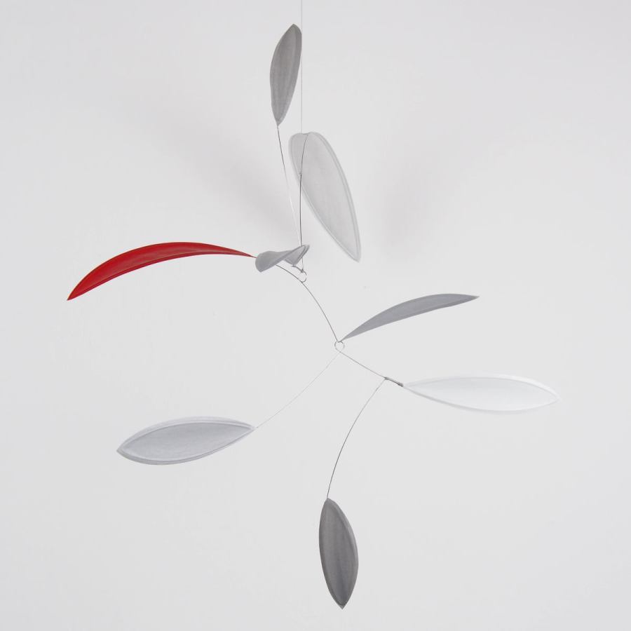 Zartes blattförmiges Mobile "Little Leaf" in Grau / Rot / Weiß, handgefertigt (60 x 50 cm)