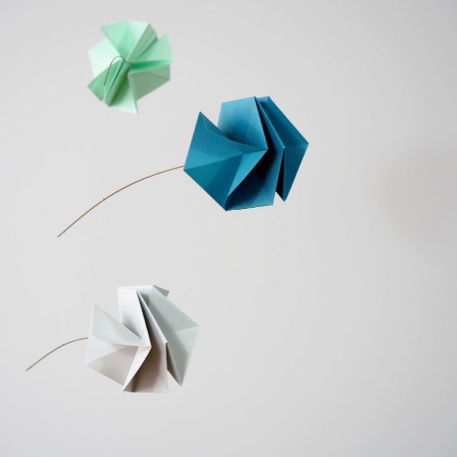 Großes Origami-Mobile mit Papierblüten – Blau (100 x 80 cm)
