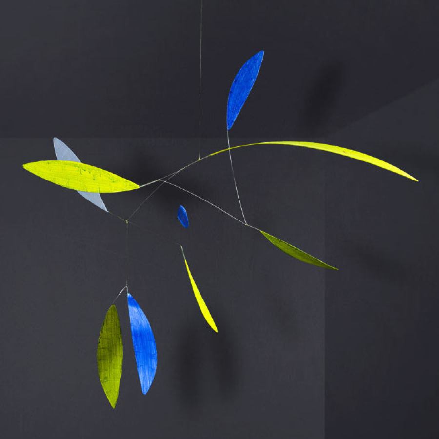 Großes Kunst-Mobile "Leaf" Grün / Dunkelblau mit blattförmigen Elementen (80 x 60 cm)
