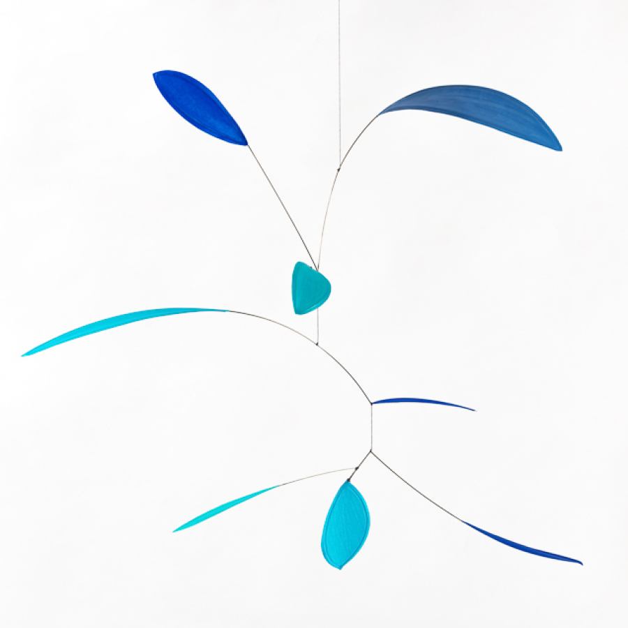 Zartes blattförmiges Mobile "Little Leaf" in Blau / Hellblau / Türkis, handgefertigt (60 x 50 cm)