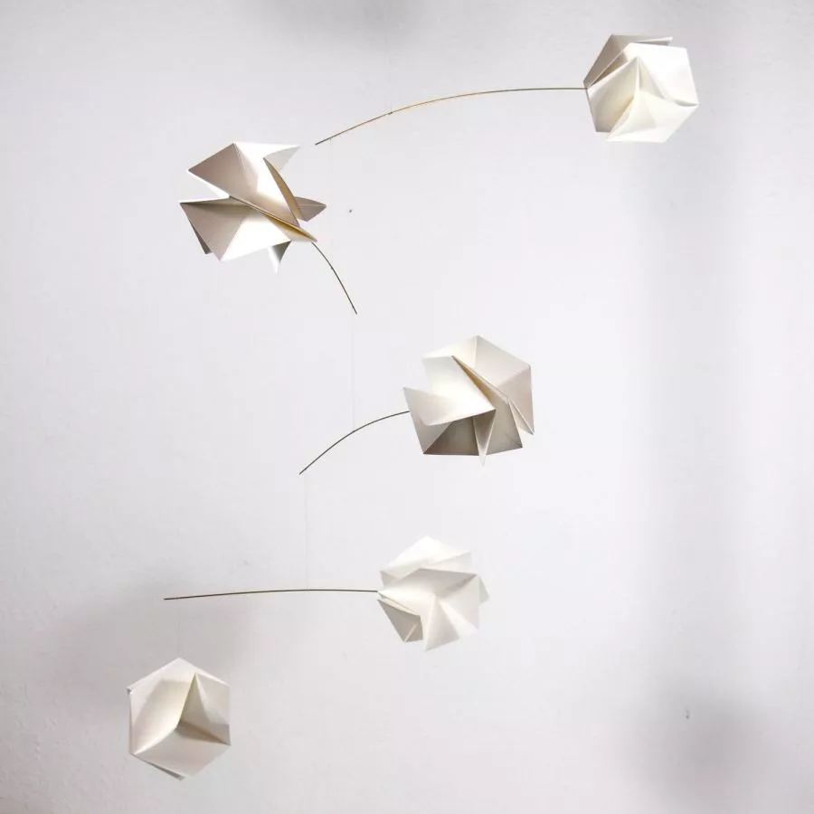 Großes Origami-Mobile mit weißen Papierblüten (100 x 80 cm)