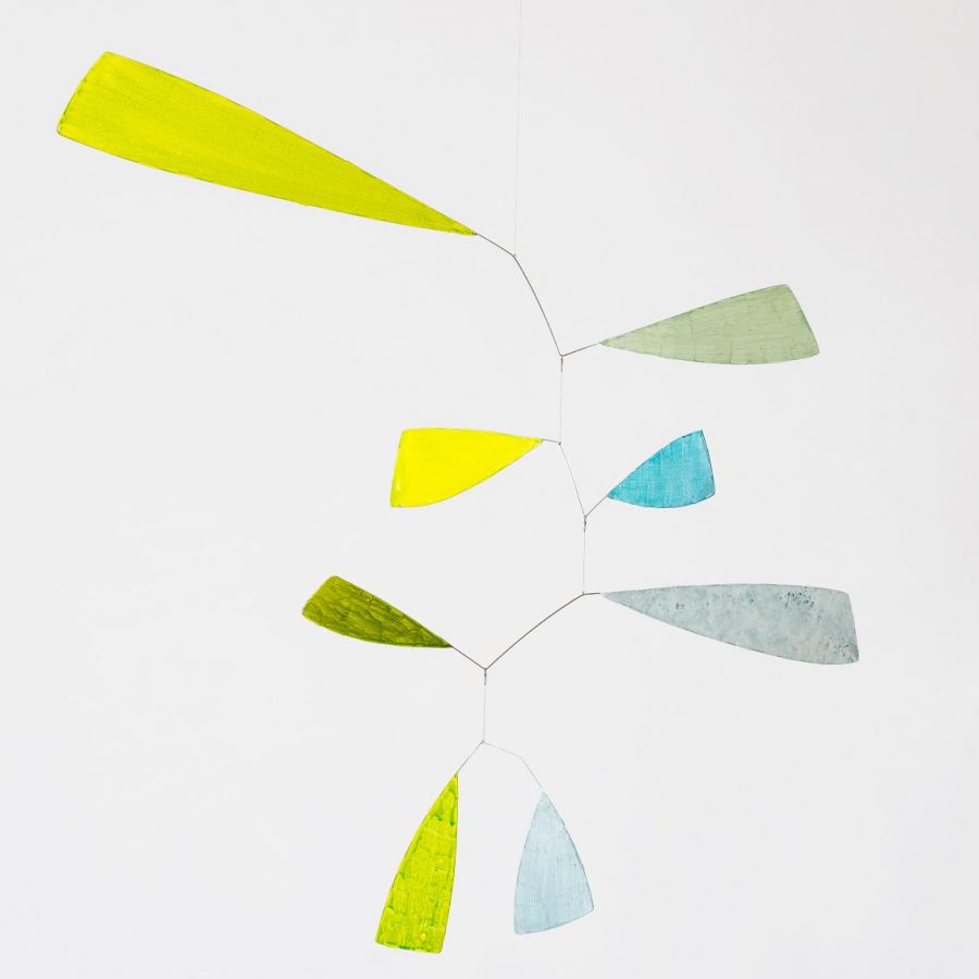Kunstvolles Mobile "Swing" (grün) mit flügelförmigen Elementen (80 x 80 cm)