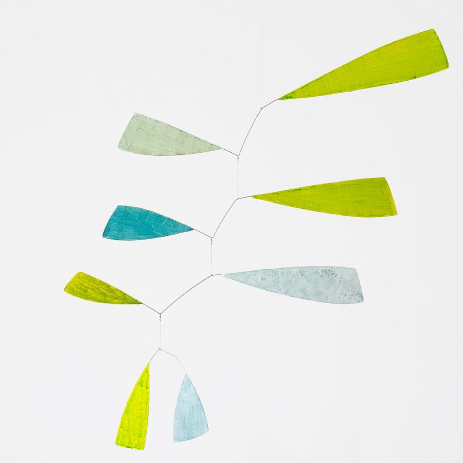 Kunstvolles Mobile "Swing" (grün) mit flügelförmigen Elementen (80 x 80 cm)
