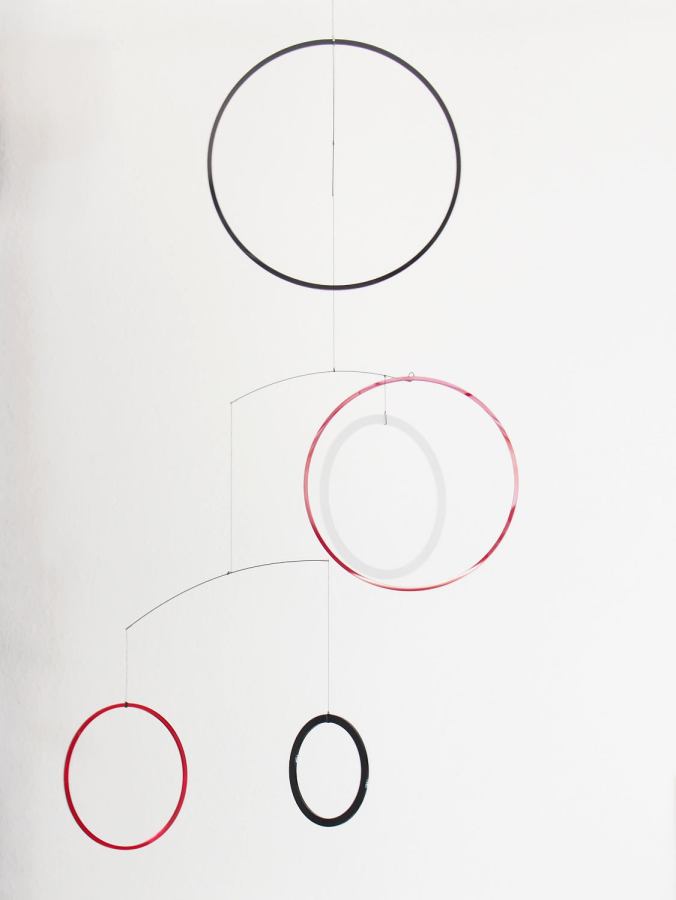 Kunst-Mobile "Vicos" (Schwarz / Weiß / Rot) mit fünf Ringen (45 x 45 cm)