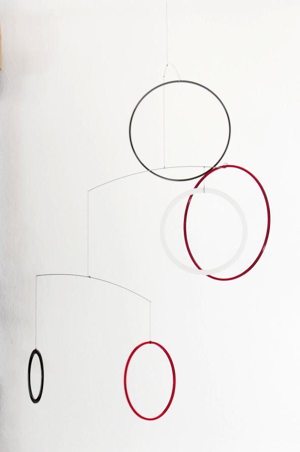 Kunst-Mobile "Vicos" (Schwarz / Weiß / Rot) mit fünf Ringen (45 x 45 cm)