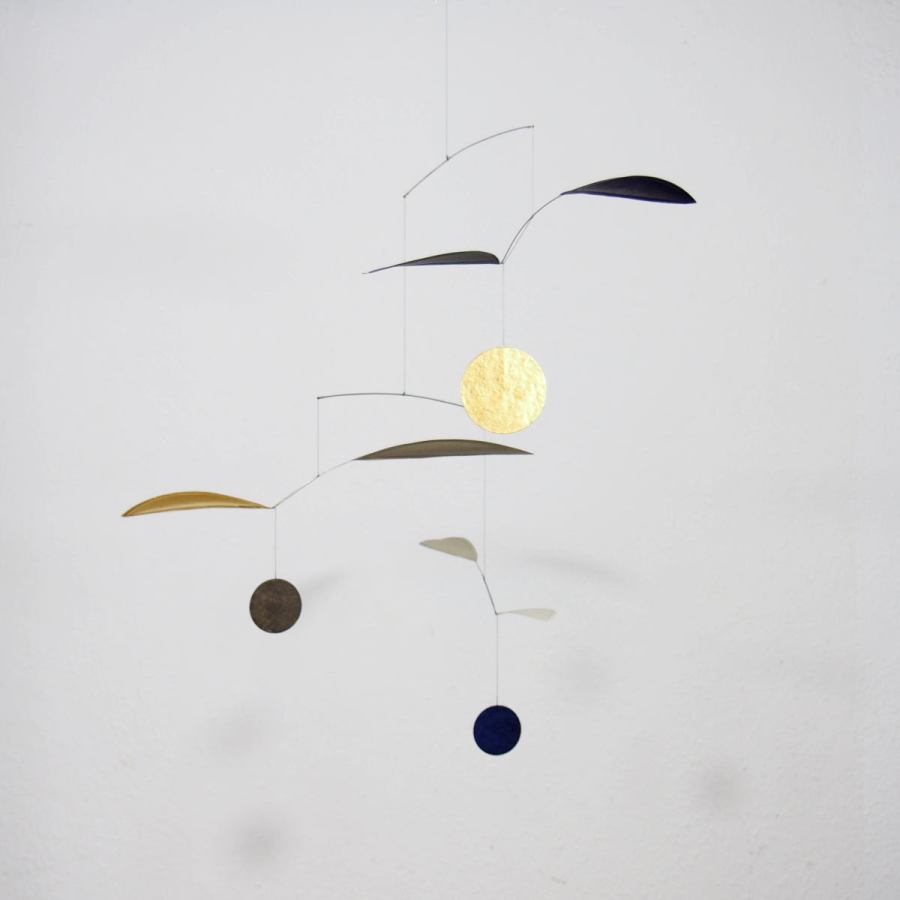 Kunst-Mobile "Wipp" Grau / Indigo in mehrstufigem Arrangement (40 x 65 cm)