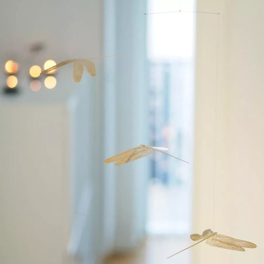 Mobile mit drei filigranen Libellen aus plattiertem Edelstahl (36 x 100 cm)