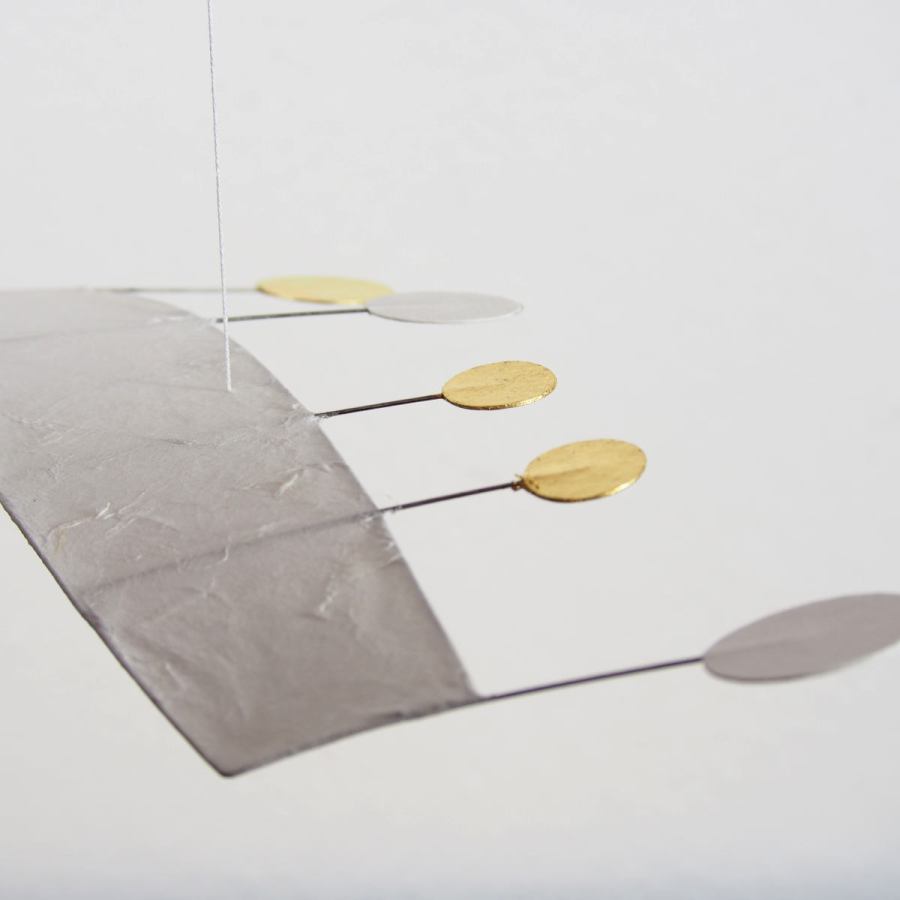 Buntes Kunst-Mobile "Anni" (weiß) aus Japan-Papier mit Blattgold (50 x 50 cm)
