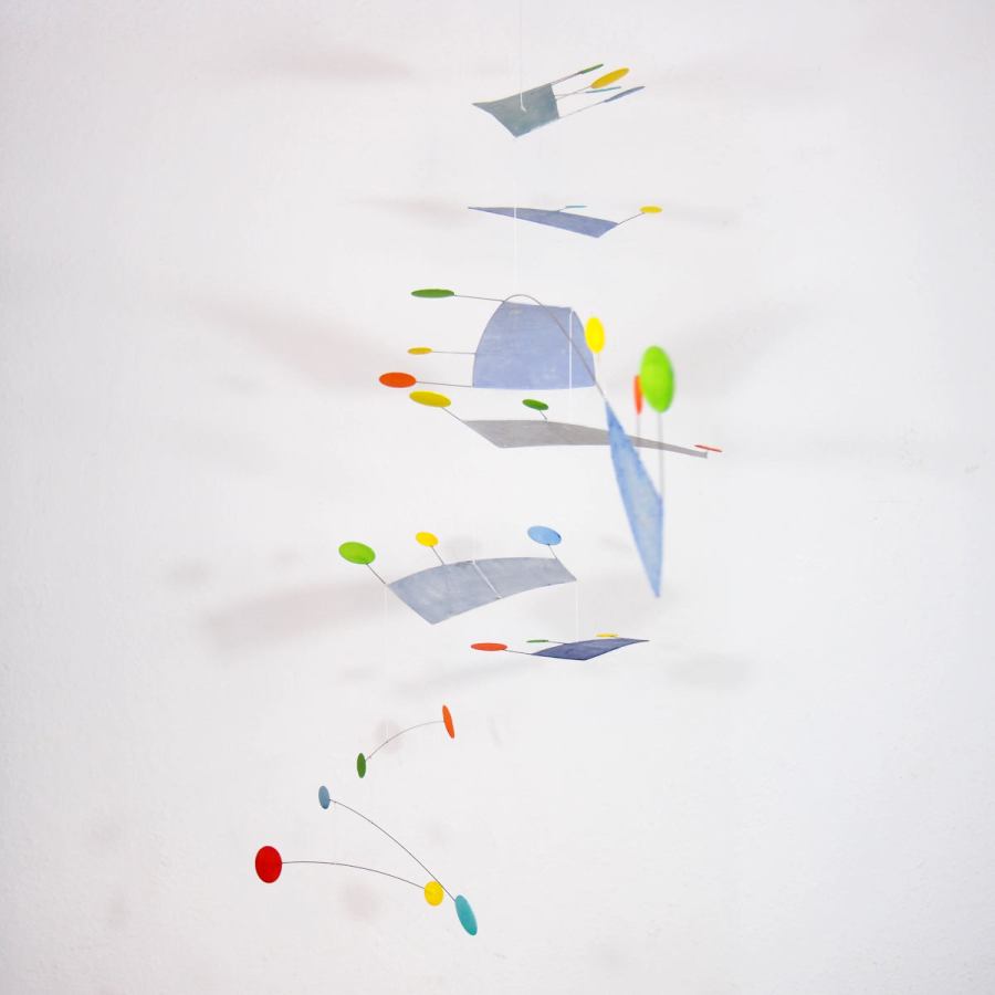 Extra großes abstraktes Mobile "Fly" handbemalt und lackiert (130 x 80 cm)