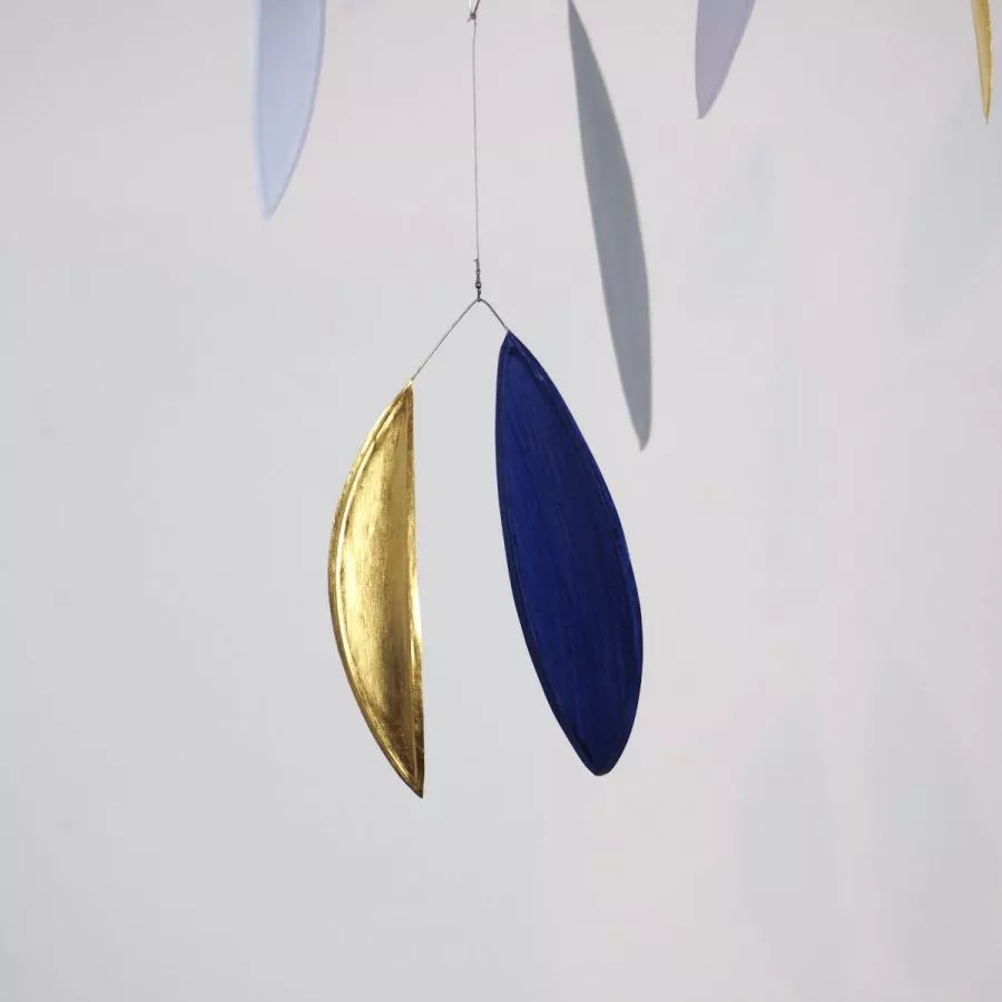 Exklusives Kunst-Mobile "Tina" (Blau) aus handbemaltem Papier mit Blattgold (55 x 55 cm)