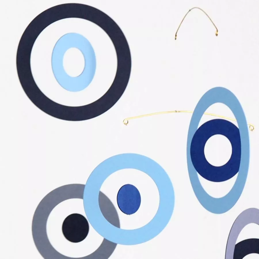 Charmantes Mid Century-Mobile "Bubbles" (Blau) mit konzentrischen Ringen (45 x 45 cm)