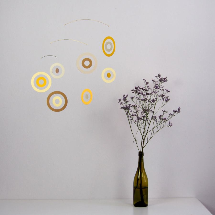Charmantes Mid Century-Mobile "Bubbles" (Gelb) mit konzentrischen Ringen (45 x 45 cm)