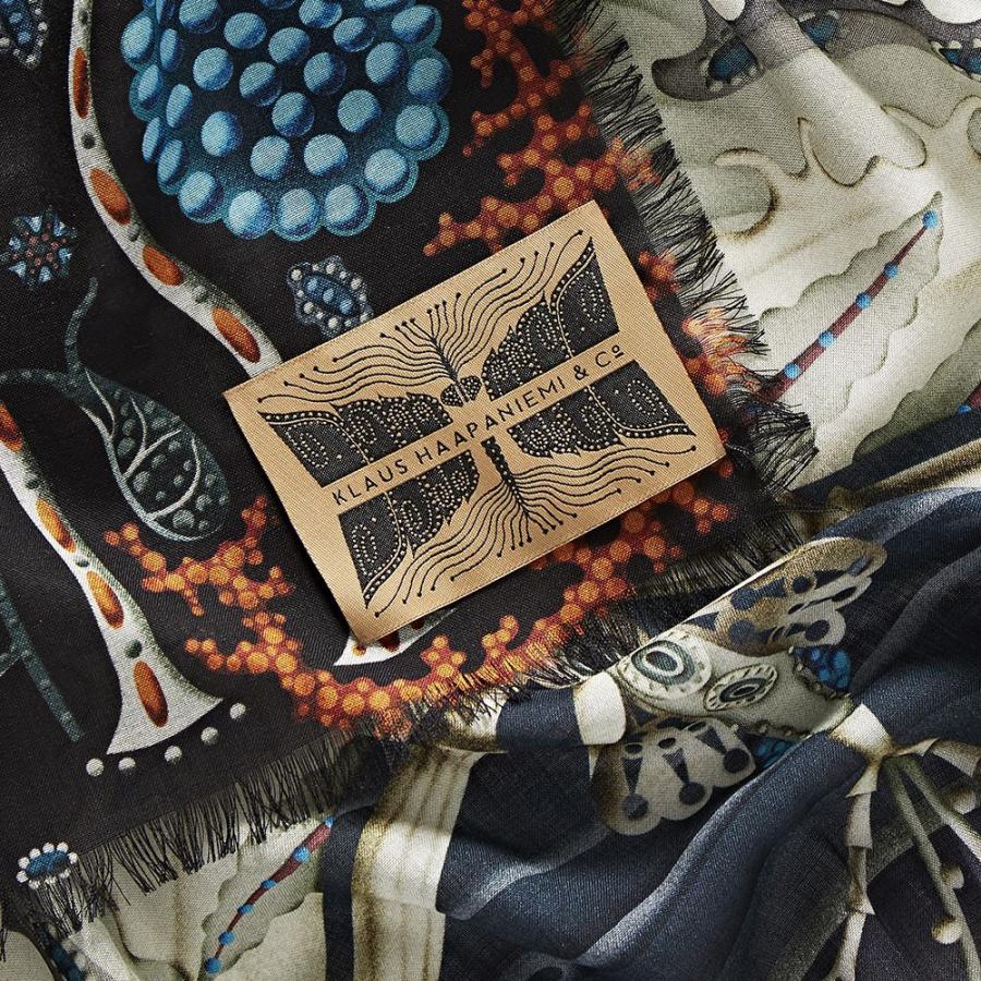 Kunstvoll gestaltetes Halstuch "Black Lake Vi" aus Wolle und Seide