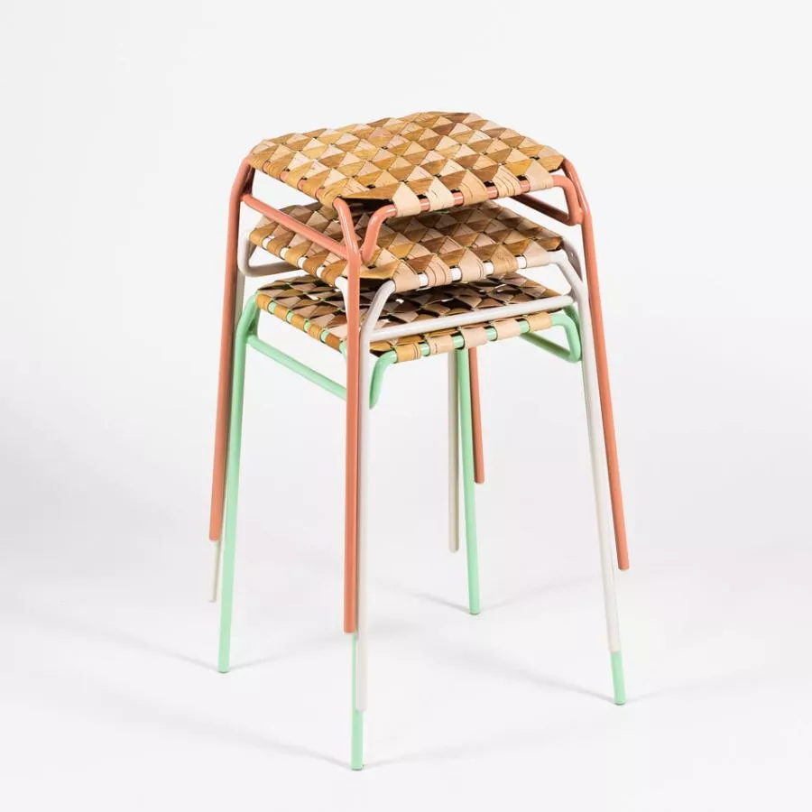 Design-Hocker mit kunstvoll gefalteter Sitzfläche aus Baumrinde