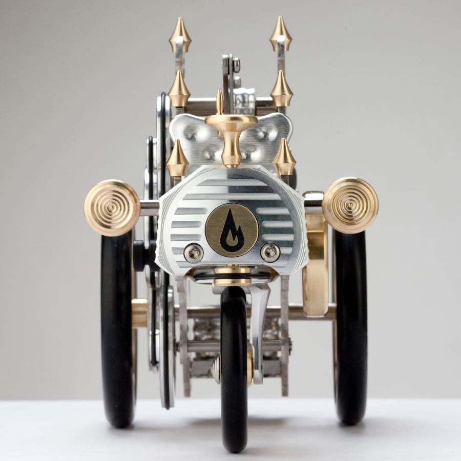 Von Carl Benz inspiriertes Modellauto AH1 mit echtem Stirling-Motor