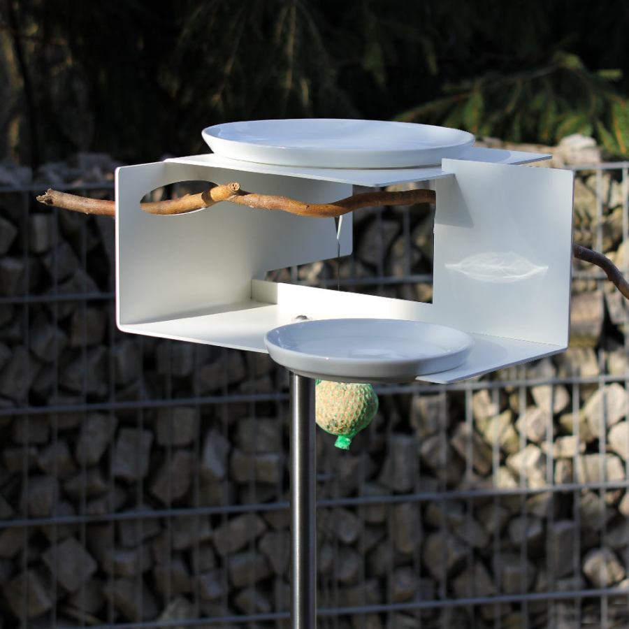 Weiße Bauhaus-Vogeltränke mit zwei Porzellan-Schalen