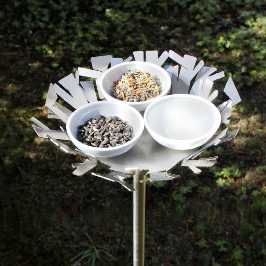 Nestförmige Vogeltränke / Futterstelle aus Stahl mit Porzellanschalen