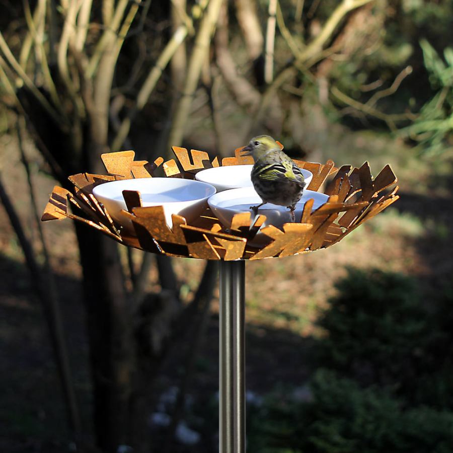 Nestförmige Vogeltränke / Futterstelle aus Stahl mit Porzellanschalen