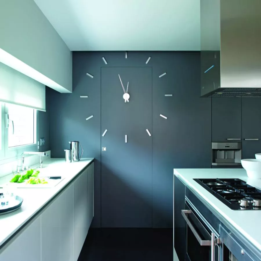 Modern Design Wall Clock "Tacón i" made of Steel Ø 74 cm