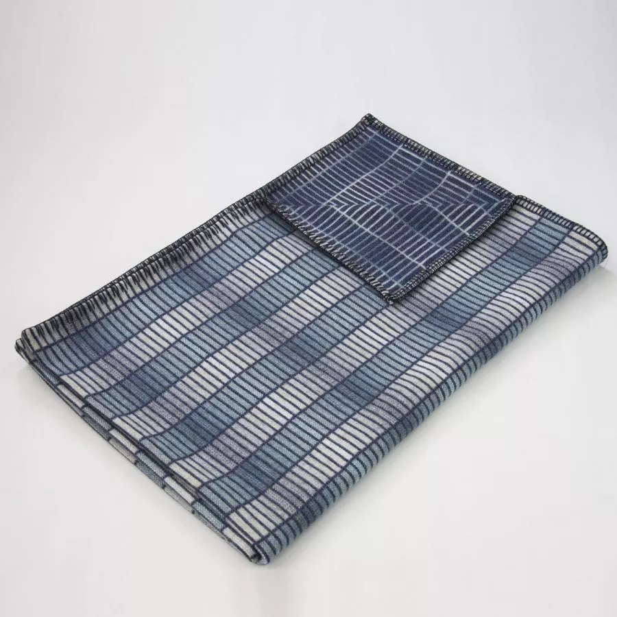 Blue pattern: Groove throw woven of 100 % Merino lambswool | Kunstbaron
