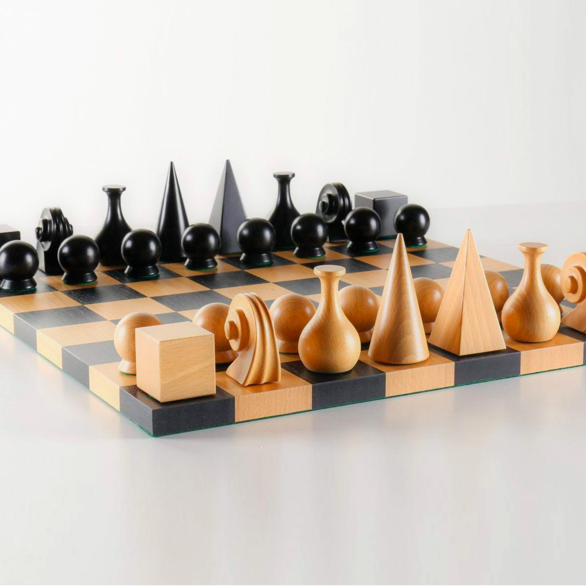 Zwei Schach Stück Könige und 2 Damen auf dem Schachbrett
