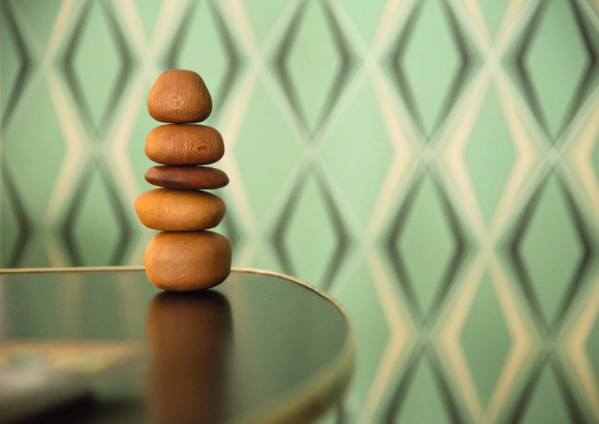 Meditative Balance-Steine aus Platanenholz