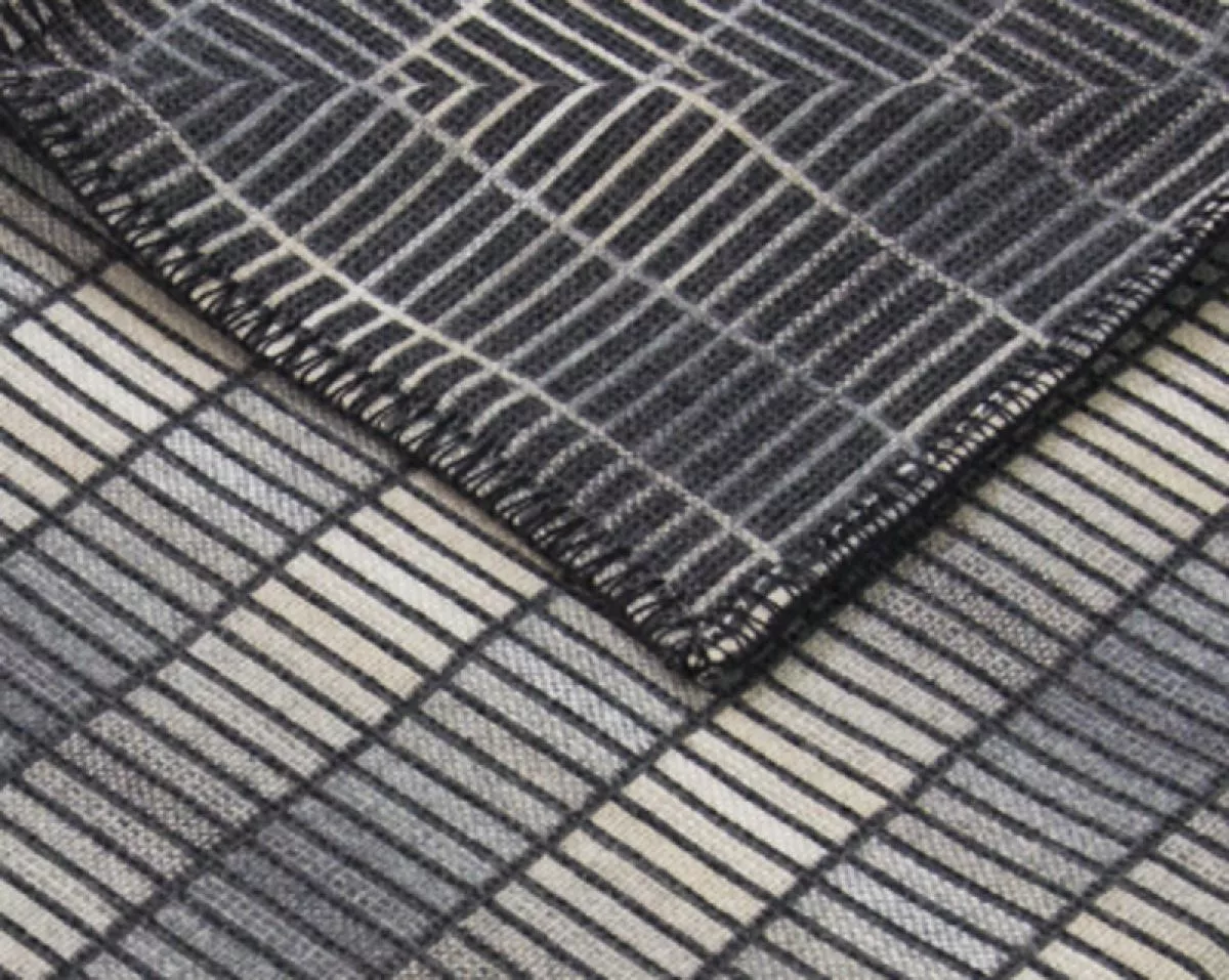 Graues Muster: Groove- Englische Decke aus 100 % Merino-Lammwolle | Kunstbaron