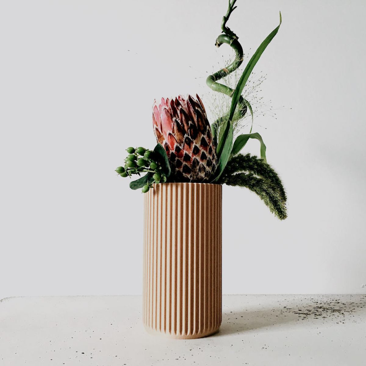 Nachhaltige Design-Blumenvase mit Rillenstruktur Ø 11 cm