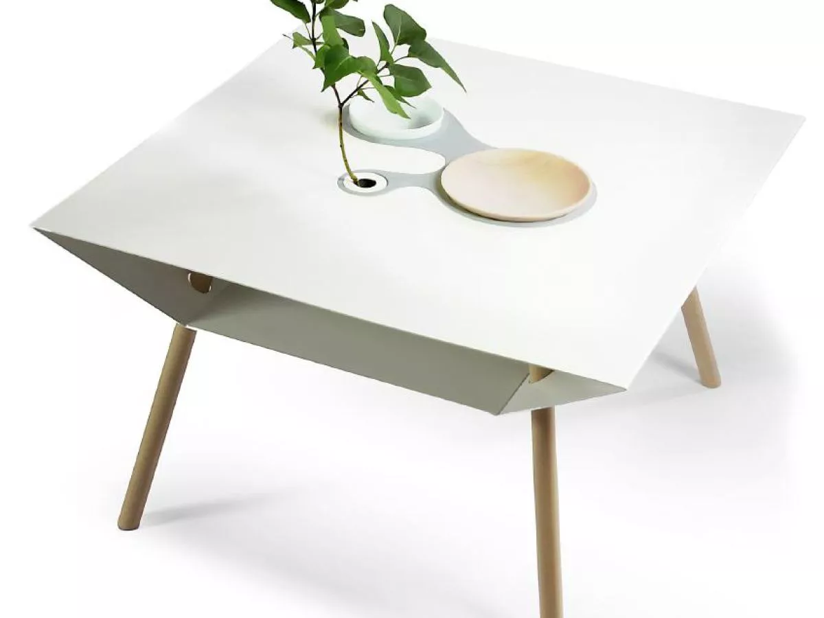 Changeable coffee table with integrated flower vase and bowls (80 x 80 cm)