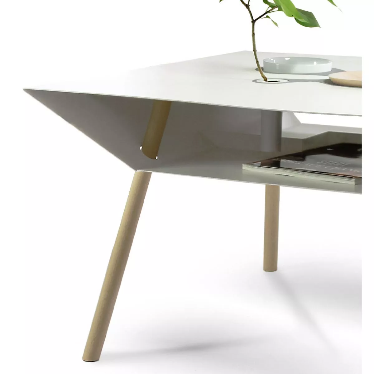 Wandelbarer Couch-Tisch mit Blumenvase und Schalen (80 x 80 cm)