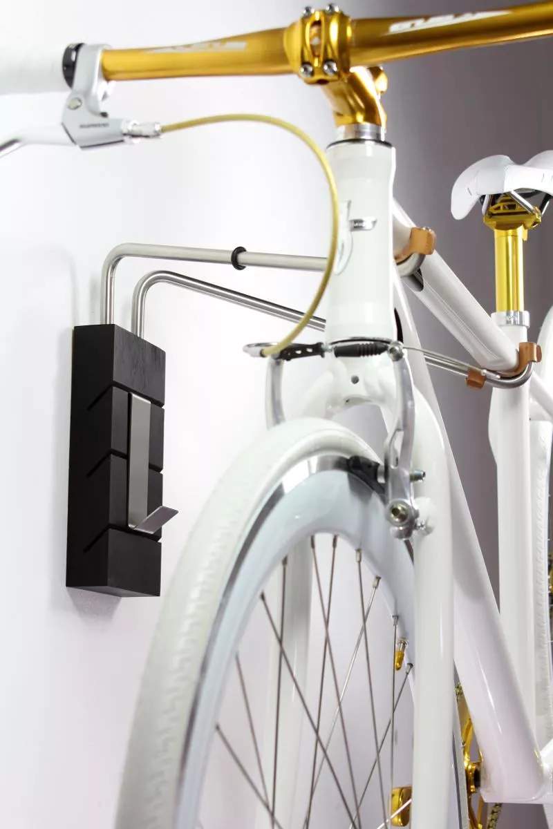 Schwarzer Design-Fahrradhalter aus Buchenholz, Edelstahl und Leder