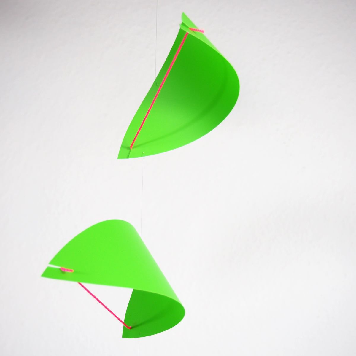 Dänisches Design-Mobile "Fliegende Drachen" in Schwarz oder Grün (38 x 80 cm)