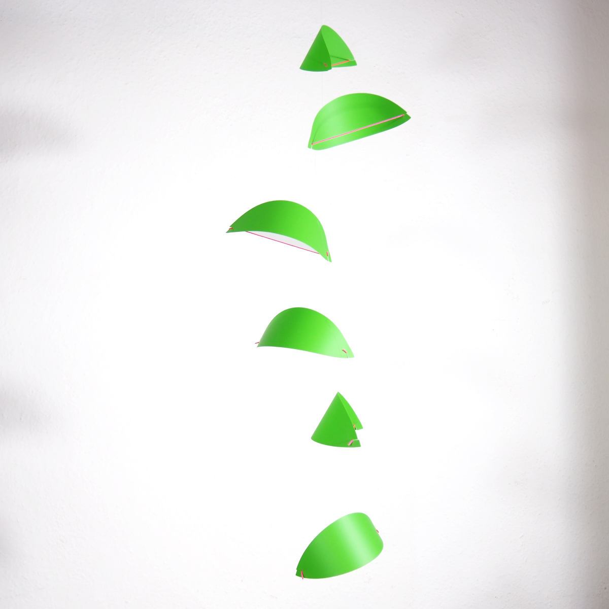 Dänisches Design-Mobile "Fliegende Drachen" in Schwarz oder Grün (38 x 80 cm)