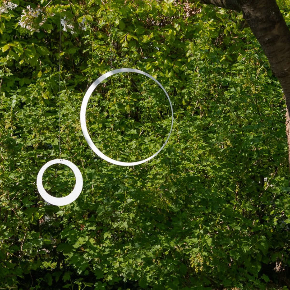 Kleinste und größte Ausführung in weiß: Garten-Mobile Ring