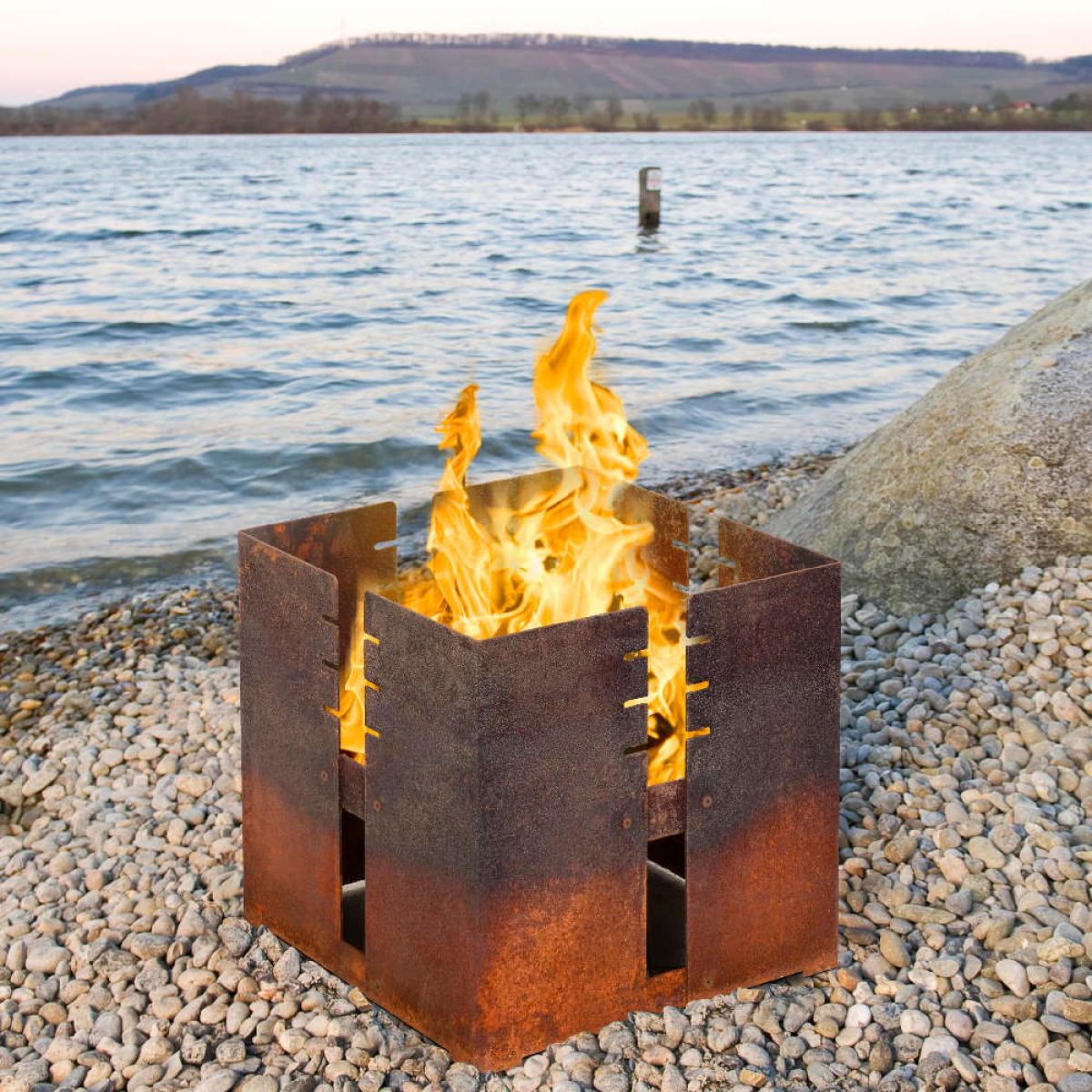 Würfelförmiger Feuerkorb aus wetterfestem Stahl mit Grillfunktion